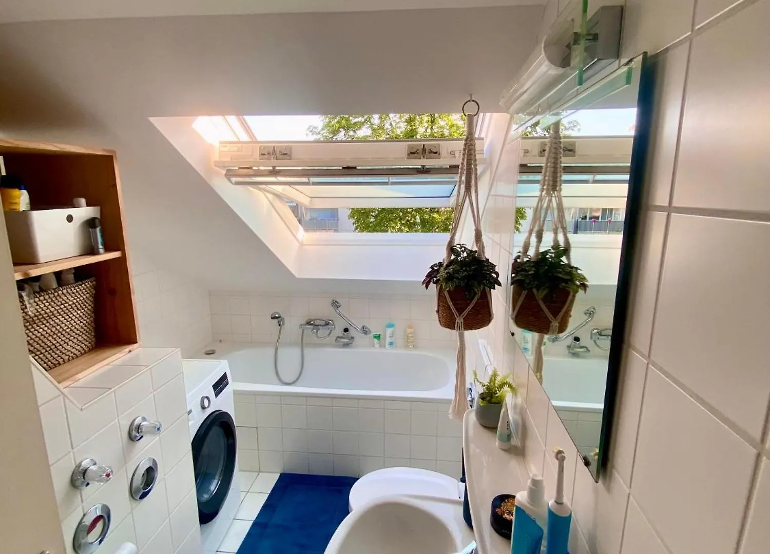 Modernes Ruhiges Zimmer Mit Ausblick Ins Gruene Munich Germany