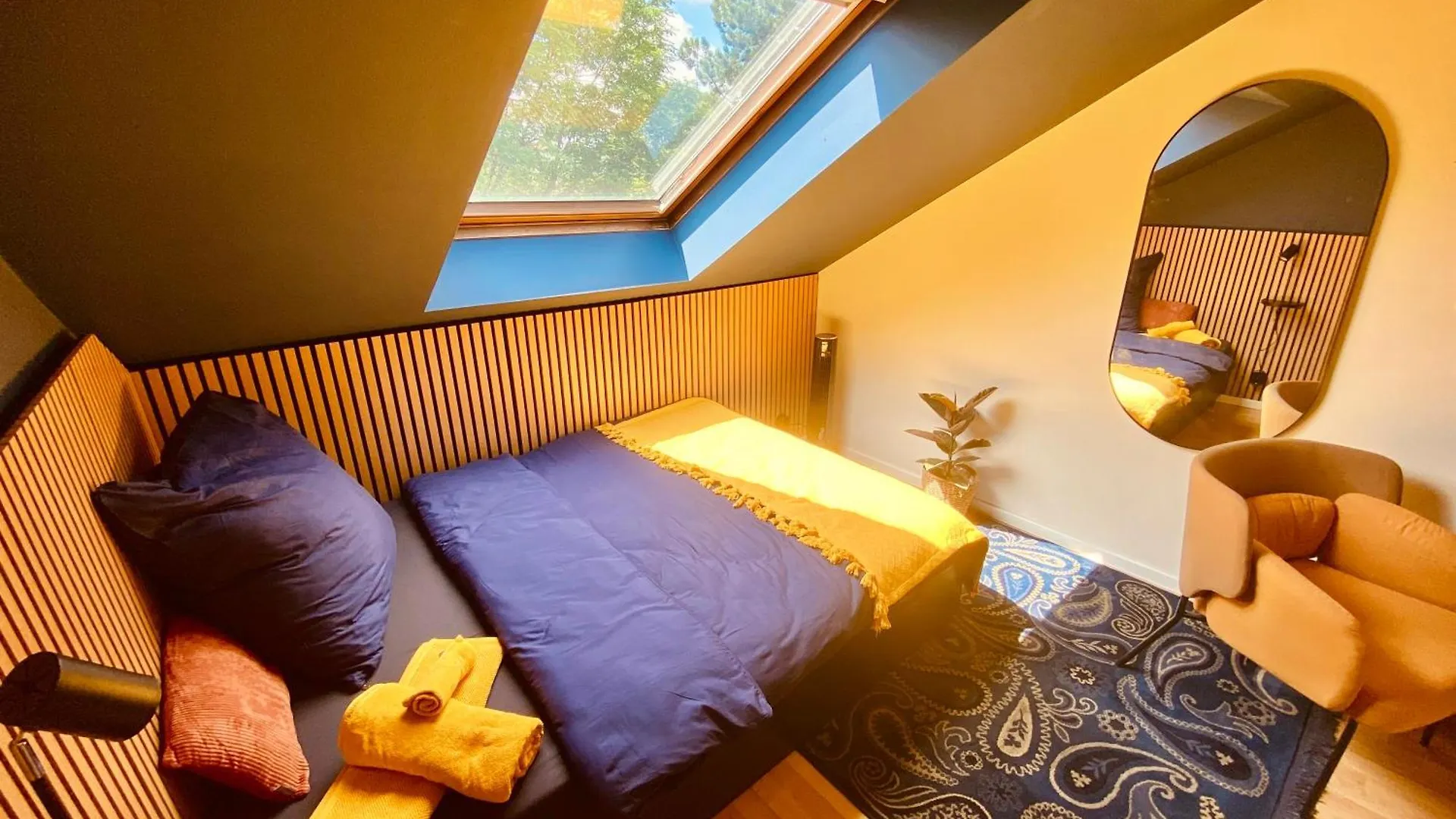 Modernes Ruhiges Zimmer Mit Ausblick Ins Gruene Munich Germany