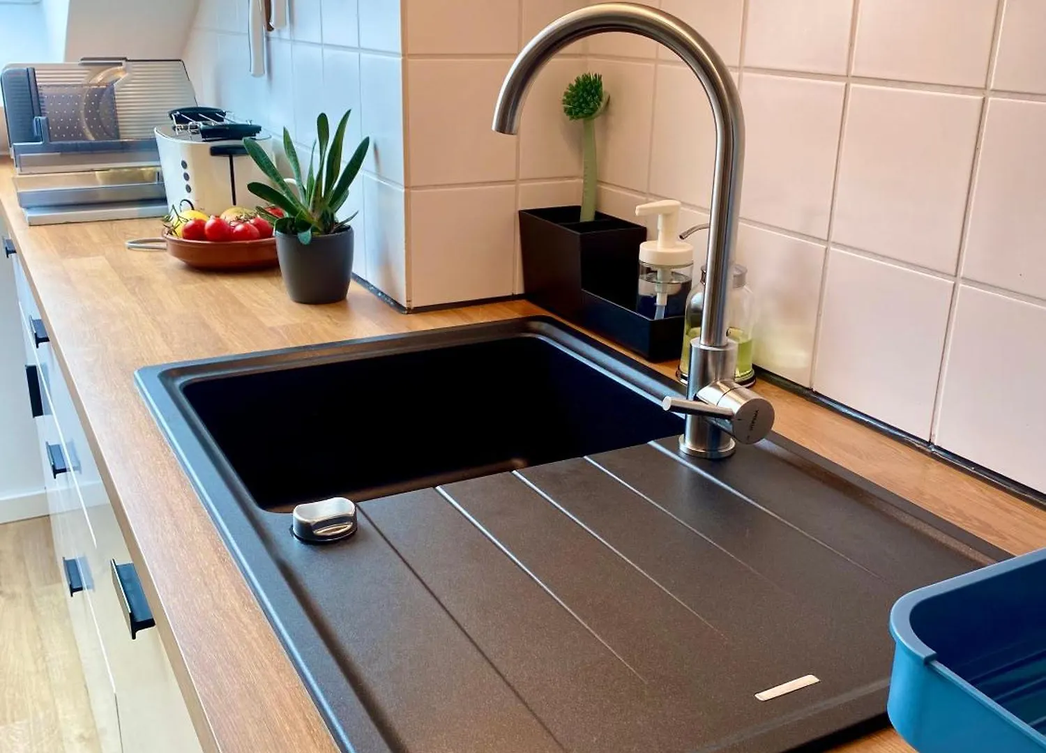 Modernes Ruhiges Zimmer Mit Ausblick Ins Gruene Munich