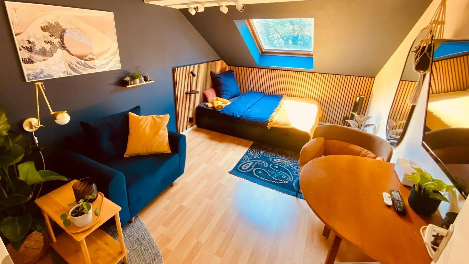 Modernes Ruhiges Zimmer Mit Ausblick Ins Gruene Munich